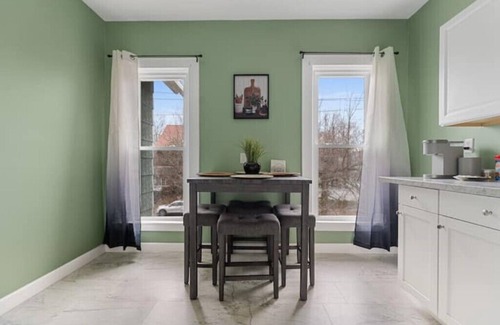 Erie Apartment | Comfortable 2 bedroom king suite/n