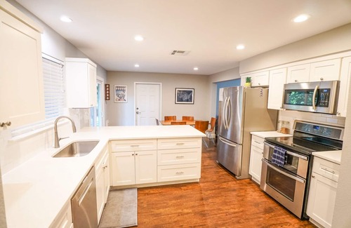 North Loop House | Comfortable 3 Bedroom Home - Walk to Restaurants & bars!