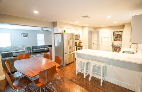 North Loop House | Comfortable 3 Bedroom Home - Walk to Restaurants & bars!