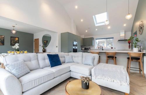 Cheltenham House | Comfortable and Contemporary 5-Bed 3 Bathroom Home
