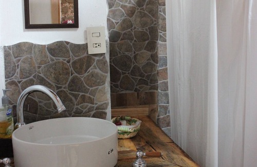 Jocotitlan Hotel | Comfortable and cozy Eucalyptus bedroom 30 min. of Toluca for Holidays.