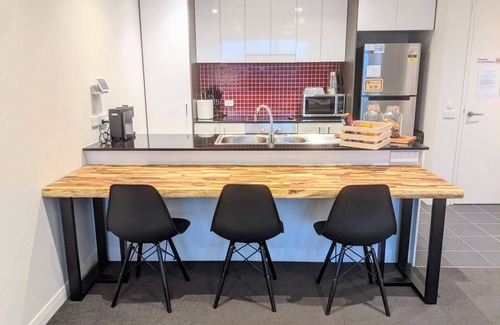 Lyneham Apartment | Comfortable and modern 1bedroom with parking, wifi, close to the city