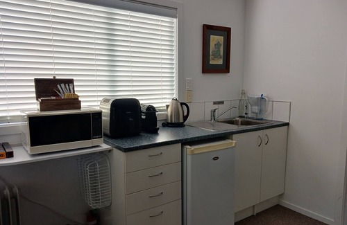 New Plymouth Apartment | Comfortable and private studio unit set in a lovely garden only 3.5km from city