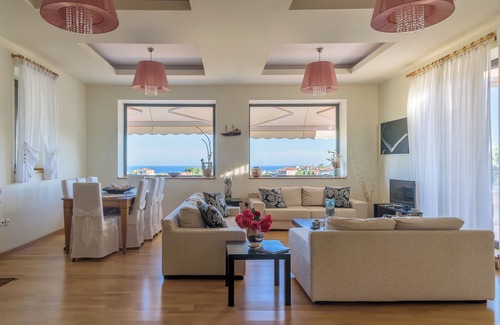 Makri Villa | COMFORTABLE AND SUNNY VILLA WITH A WONDERFUL VIEW.