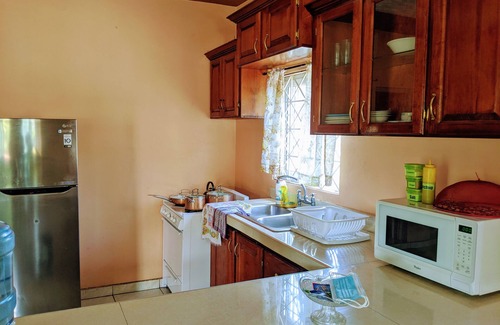 Kingston Apartment | Comfortable Apartment 1BR King Bed with AirCon
