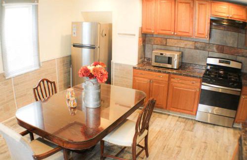 Bloomfield Apartment | Comfortable Apartment - Pittsburgh's Little Italy