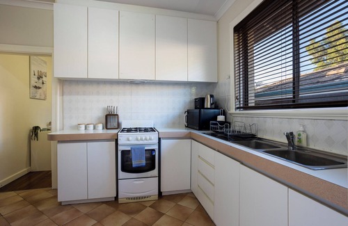 East Victoria Park Apartment | Comfortable 2 BDR House in Trendy Victoria Park!