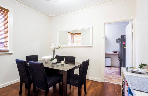 East Victoria Park Apartment | Comfortable 2 BDR House in Trendy Victoria Park!