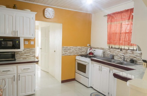Maynards House | Comfortable beachfront cottage, full amenities, fabulous deck overlooking beach