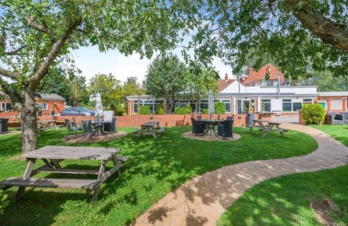 Ryther House | Comfortable caravan with one double with en suite with toilet, and one twin.