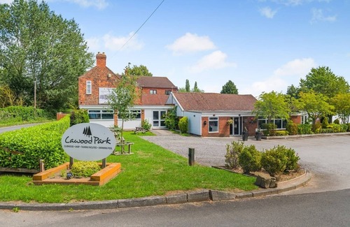 Ryther House | Comfortable caravan with one double with en suite with toilet, and one twin.
