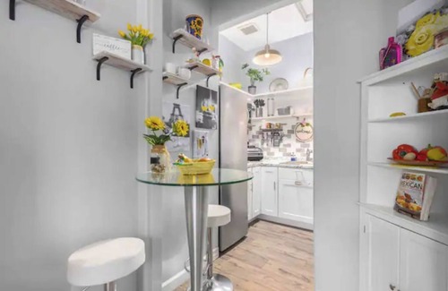 Maryvale House | Comfortable chic Guesthouse. 1 QSBed+1 QS sleeper sofa Close to Spring training