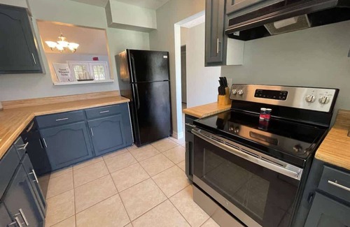 Kings Bay House | Comfortable Coastal 2 BDRM home - 5 mins to downto