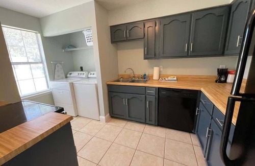 Kings Bay House | Comfortable Coastal 2 BDRM home - 5 mins to downto