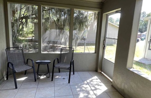 Kings Bay House | Comfortable Coastal 2 BDRM home - 5 mins to downto