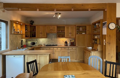 Embrun Ski Chalet | Comfortable Cottage – Sleeps 15 – Panoramic Mountain View, Terrace, Hautes-Alpes
