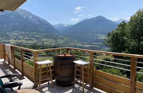 Embrun Ski Chalet | Comfortable Cottage – Sleeps 15 – Panoramic Mountain View, Terrace, Hautes-Alpes