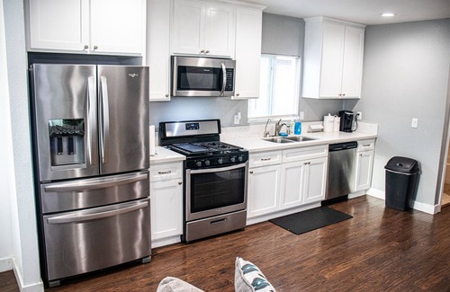 Compton House | Comfortable Cozy Compton Gem