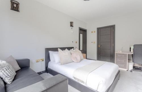 Brondesbury Park House | Comfortable Embankment House