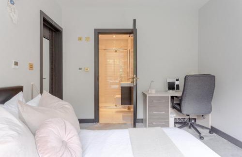 Brondesbury Park House | Comfortable Embankment House