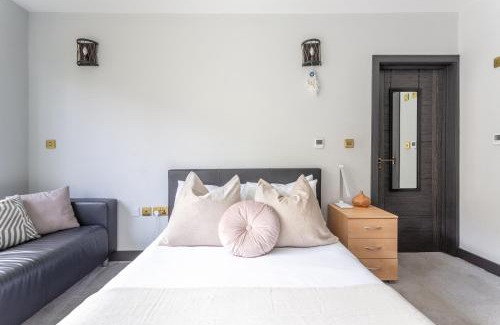 Brondesbury Park House | Comfortable Embankment House