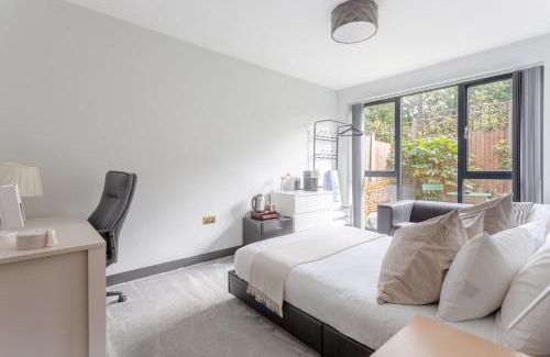 Brondesbury Park House | Comfortable Embankment House