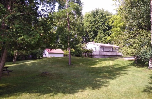 Rideau Lakes Cottage | Comfortable family cottage on Big Rideau Lake