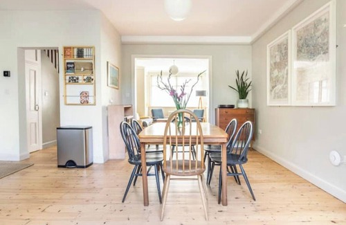 Leyton House | Comfortable Family Home with Lots of Space