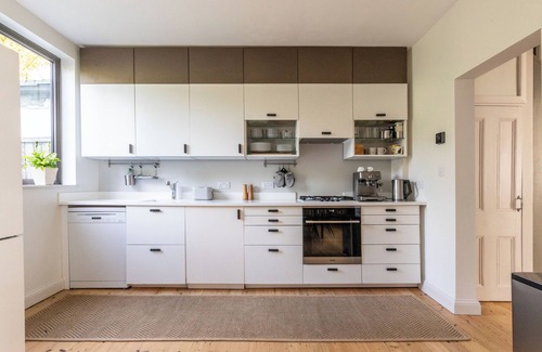 Leyton House | Comfortable Family Home with Lots of Space