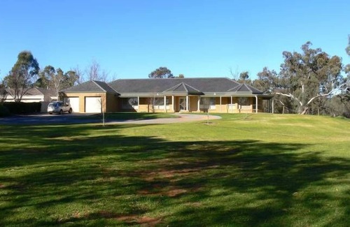Gol Gol House | Comfortable family retreat on the Murray river. Magnificent views.