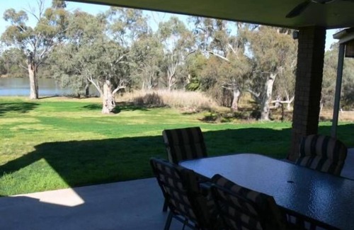 Gol Gol House | Comfortable family retreat on the Murray river. Magnificent views.