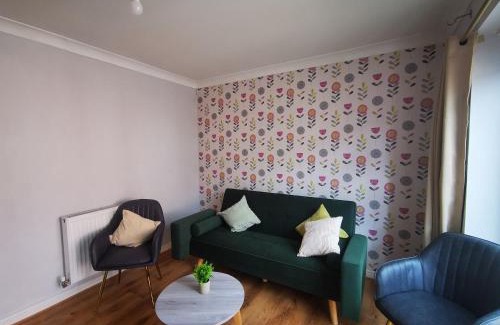 Swindon House | Comfortable 5 Bed Sleeps 5 Free Parking