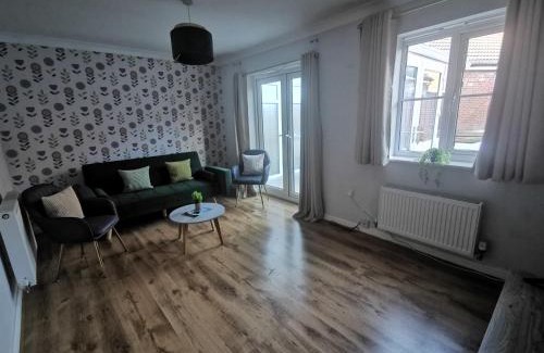 Swindon House | Comfortable 5 Bed Sleeps 5 Free Parking
