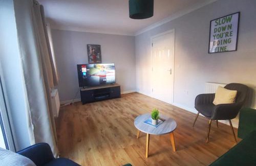 Swindon House | Comfortable 5 Bed Sleeps 5 Free Parking