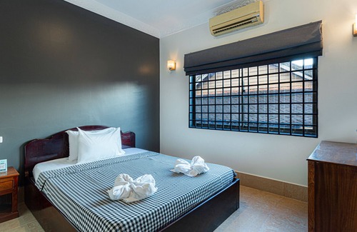 Downtown Siem Reap Hotel | Comfortable group of 10pax stay in 5 rooms-same floor, centrally located house
