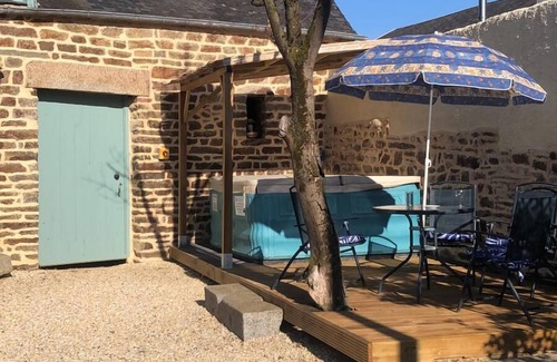 Montanel House | Comfortable Historic GITE for 14 persons - HotTub/Use of Tennis Court opposite
