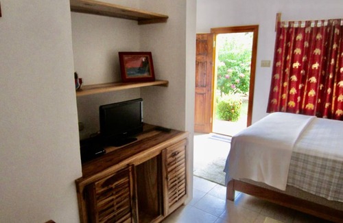 Moore Town Apartment | Comfortable Island Retreat, great spot 2 explore the area close to Long BayBeach