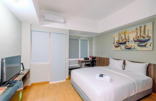 Duren Sawit Apartment | Comfortable Pool View Studio Room at Gateway Park LRT City Jatibening Apartment By Travelio