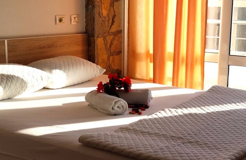 Gjerana Hotel | Comfortable room by the swimming pool
