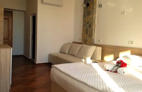 Gjerana Hotel | Comfortable room by the swimming pool