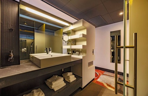 Uden Hotel | Comfortable Room Near De Maashorst and Playground Parking Provided
