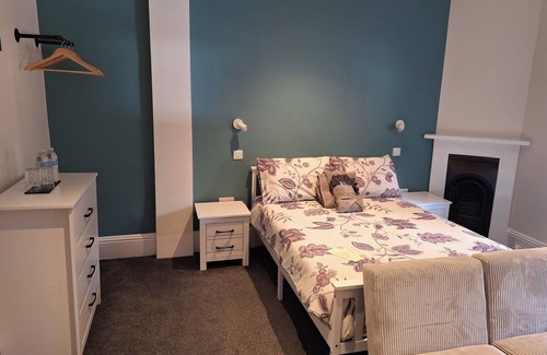 Cranleigh House | Comfortable Spacious Double Ensuite Room