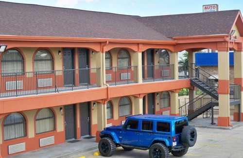 Beaumont House | Comfortable & Spacious Room: Mini-Fridge, Flat Panel TV & Free Breakfast