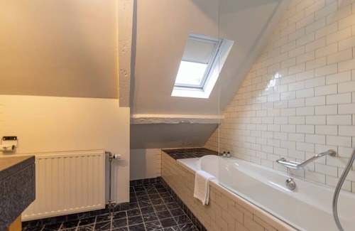 Baarlo Hotel | Comfortable Stay with Free parking and Onsite Dining! Near Kasteel D'Erp