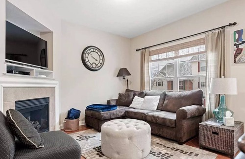 Roseland House | Comfortable Townhouse - Short Stroll to Notre Dame