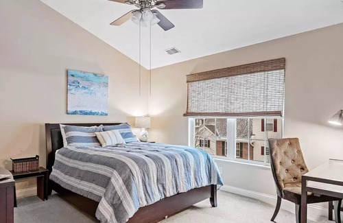 Roseland House | Comfortable Townhouse - Short Stroll to Notre Dame