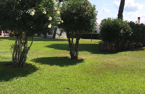 Laura House | Comfortable villa with shared swimming pool surrounded by greenery near the sea