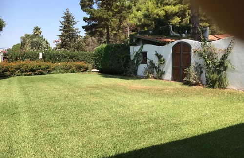 Laura House | Comfortable villa with shared swimming pool surrounded by greenery near the sea