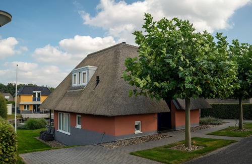 Midlaren House | Comfortable Waterfront Park Retreat