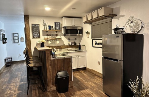 Callender Apartment | Comfortable1 Bedroom 1 Bath upstairs apartment Private Parking. Gated Property